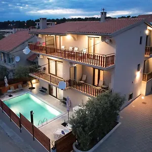  Apartment Pool Julia Kroatien