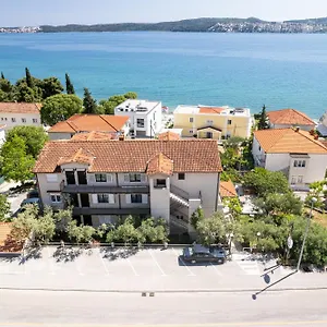 apartments-villa-ivanka.hotels-in-trogir.com/